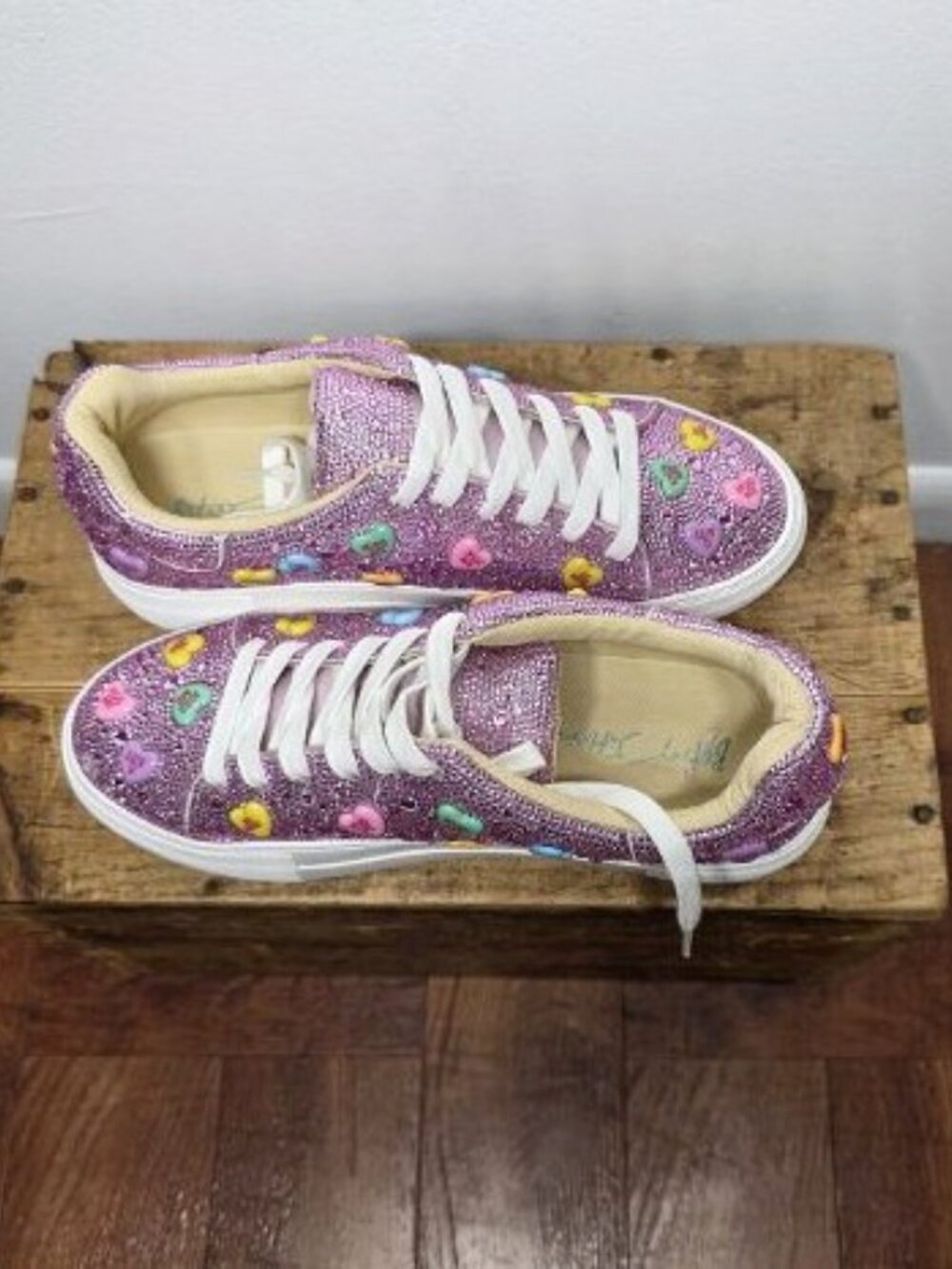Betsey Johnson $109 Sidny Pink Multi Conversations Hearts Sz 8 NIB! - Picture 4 of 9